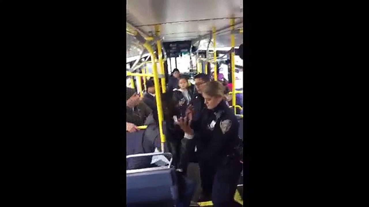 une jeune fille dans un autobus