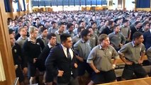 Des élèves font un Haka d'adieu