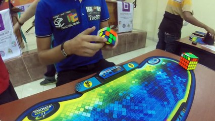 Non c'est pas possible - Un nouveau record du monde de Rubik's Cube en 4,74 secondes!