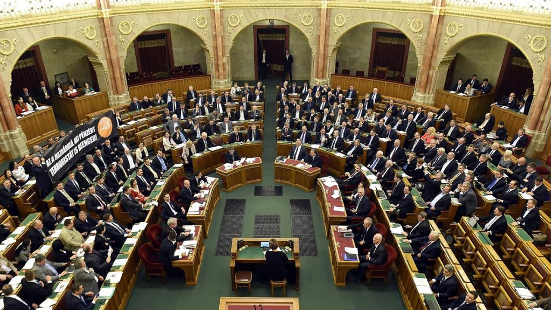 ⁣El Parlamento húngaro rechaza la enmienda contra la llegada de refugiados presentada por Viktor Orbá