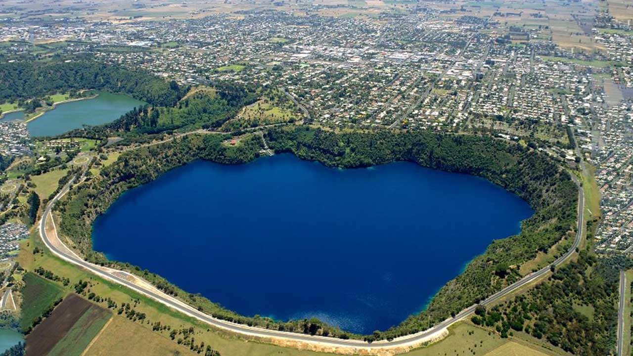 10 Biggest and Strangest Sinkholes on Earth