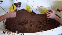 Tellement fou, il prend un bain de Nutella...environ 275 kilos de pâte à tartiner Nutella