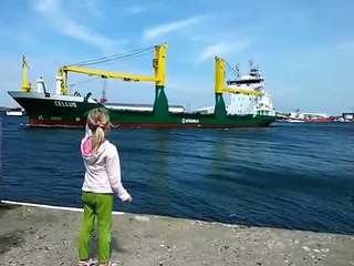 En Suède, une enfant demande un coup de sirène à un bateau...La réaction de la petite était inattendue!