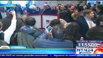 Hillary Clinton ejerce su voto acompañada de su esposo en Chappaqua, Nueva York