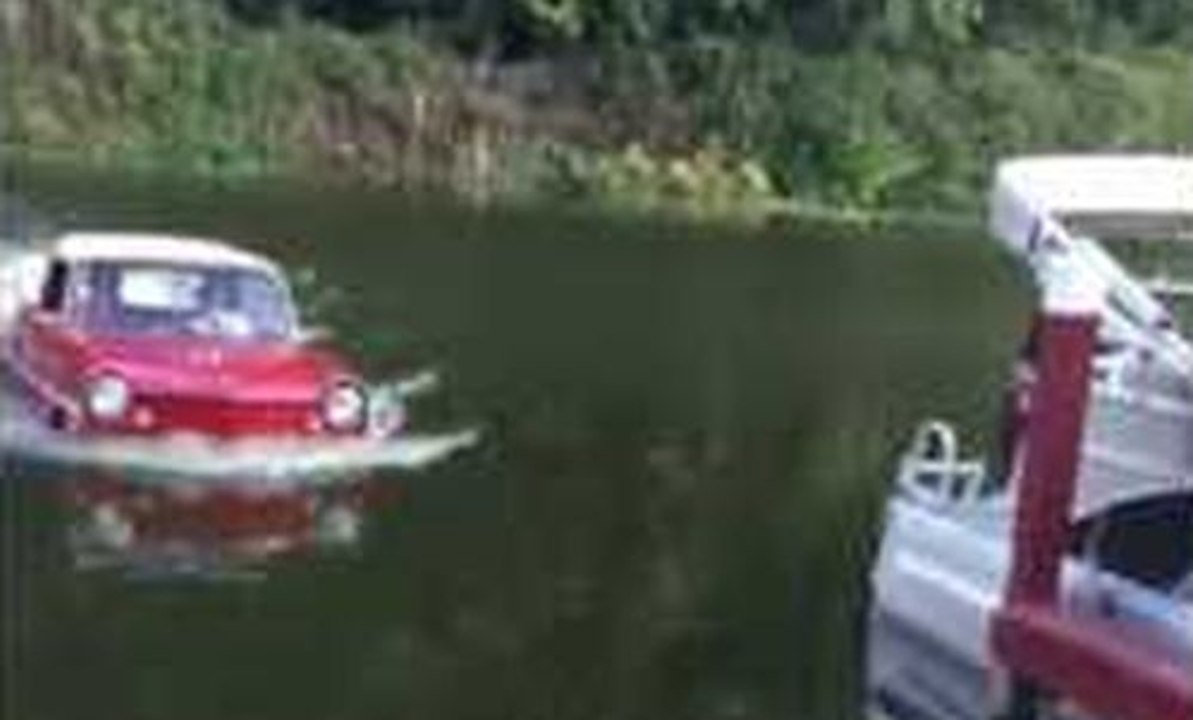 Une voiture qui navigue sur l'eau !