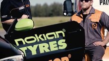 Ce pilote bat le record du monde en roulant à plus de 185 km/h uniquement sur deux roues