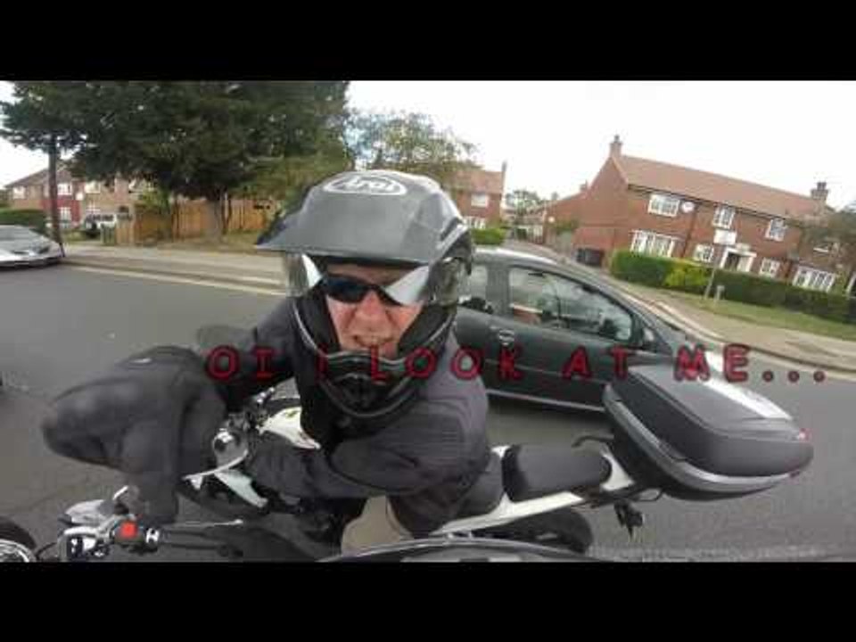 Motorcyclist Gives "Passionate" Advice to Learner Driver
