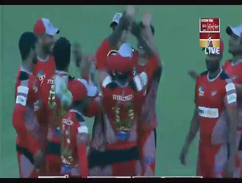 Abdul Razzaq Take Wicket Of Samuel In BPL