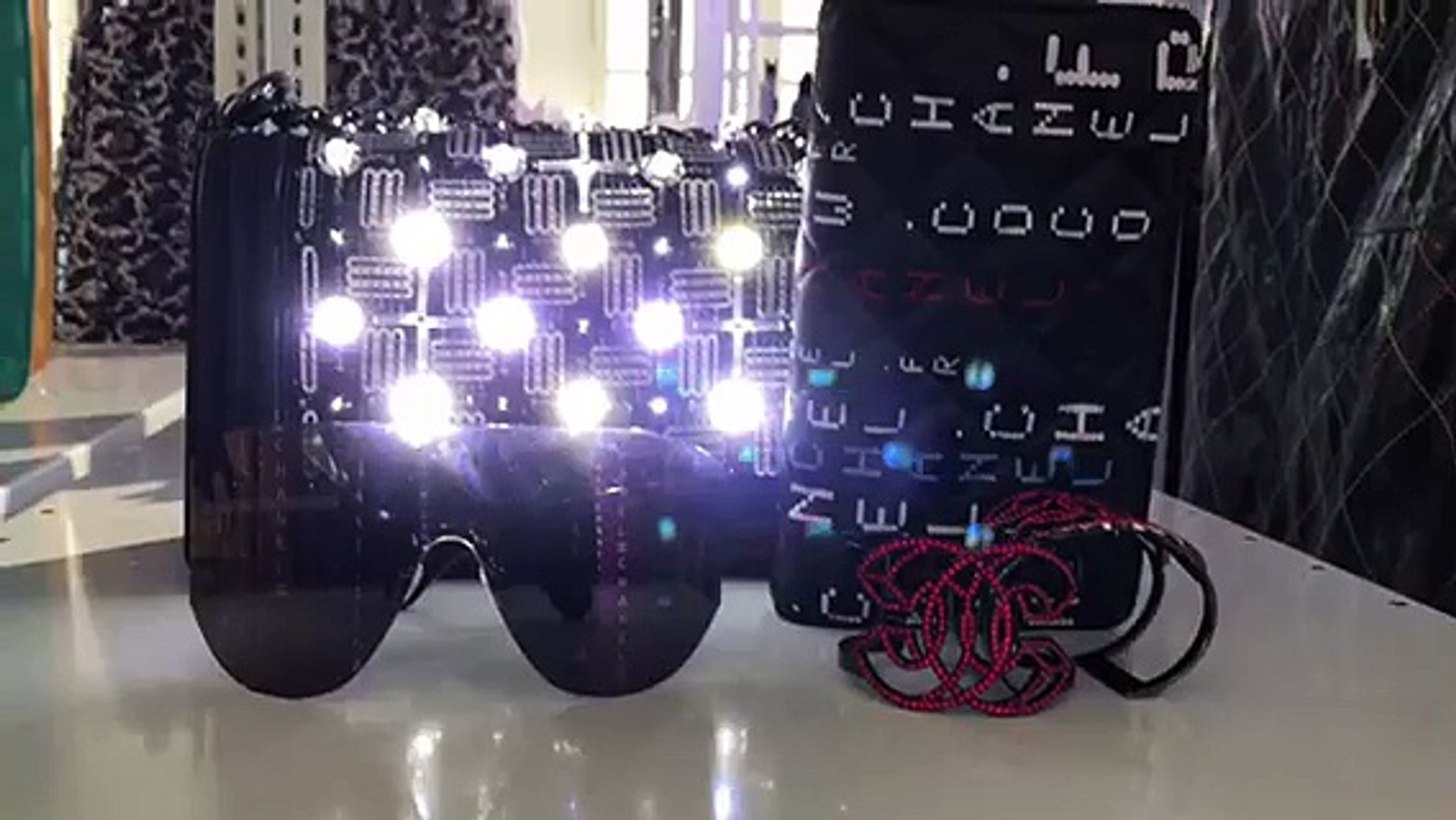 Chanel Boy bag embellished with LED lights from the Spring-Summer 2017  collection #Chanel #SS17 #pressdays @chanelofficial - Vidéo Dailymotion