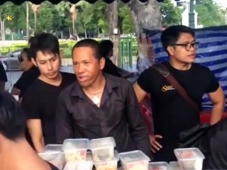 ไมค์ ภิรมย์พร ต้นแบบความพอเพียงแบบพ่อ ร่วมแจกอาหาร ท้องสนามหลวง