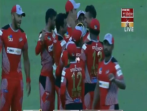 Abdul Razzaq Take Wicket Of Samuel In BPL`