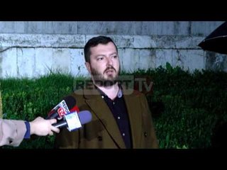 Report TV - Tiranë, qirinj e lule për aktivistin e "Vetëvendosjes" Astrit Dehari