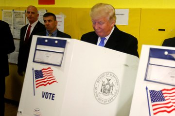 Hillary Clinton et Donald Trump glissent leur bulletin dans l'urne