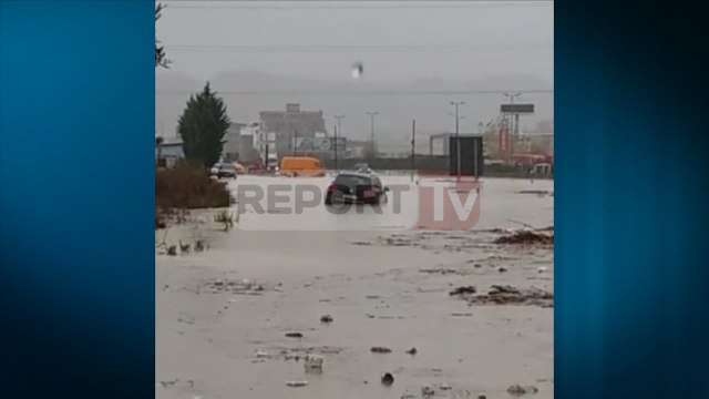 Report TV - Fuoristrada tenton të kalojë në autostradën e përmbytur, ngec
