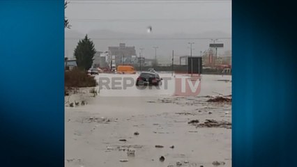 Report TV - Fuoristrada tenton të kalojë në autostradën e përmbytur, ngec