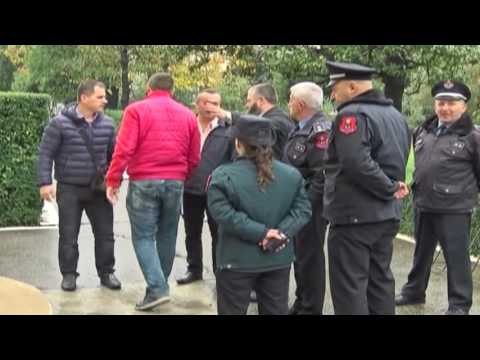 Report TV - Shkodër, vidhet xhamia autorët marrin lekët e kasafortës