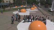 Festival urbano en Santiago de Chile expone Robots y huevos gigantes