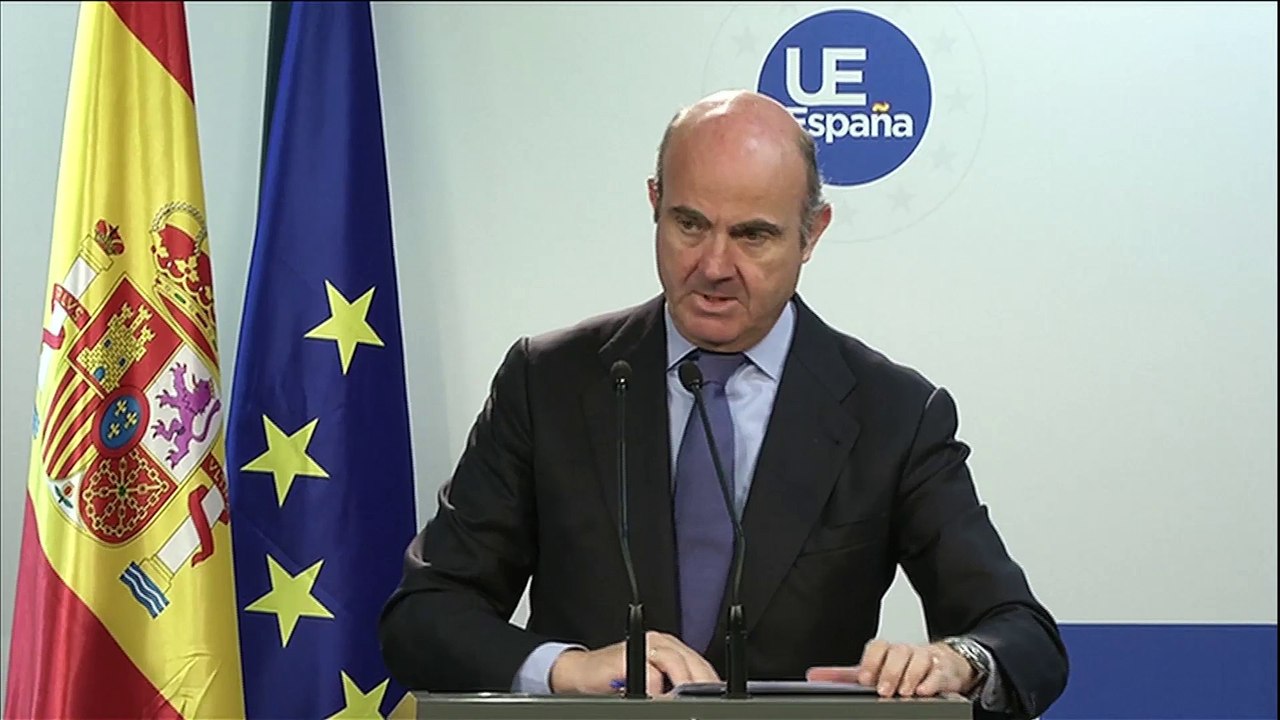 De Guindos reitera en Bruselas su compromiso de adoptar ajustes