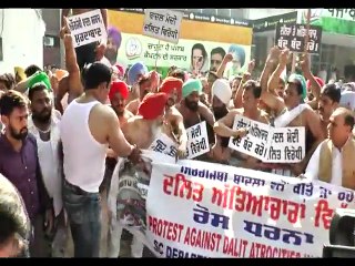 ਬਾਦਲ ਦੀ ਕੋਠੀ ਵੱਲ ਵਧਿਆ ਦਲਿਤ ਭਾਈਚਾਰਾ ਅਰਧ ਨਗਨ ਹੋ ਕੇ ਪਾਣੀ ਦੀਆਂ ਬੌਛਾੜਾਂ