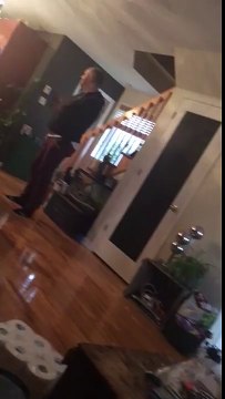 Nouveau tour de magie, il allume une ampoule avec ses fesses !