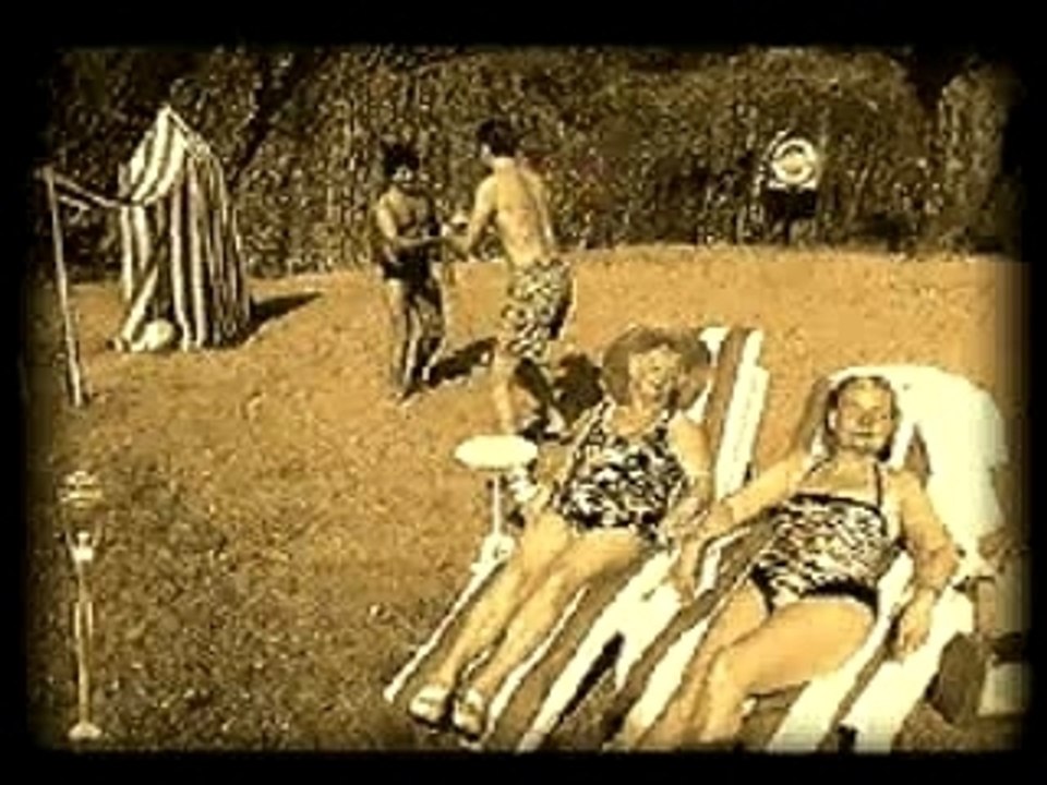 Mort de rire deux mamies et l'appareille photo