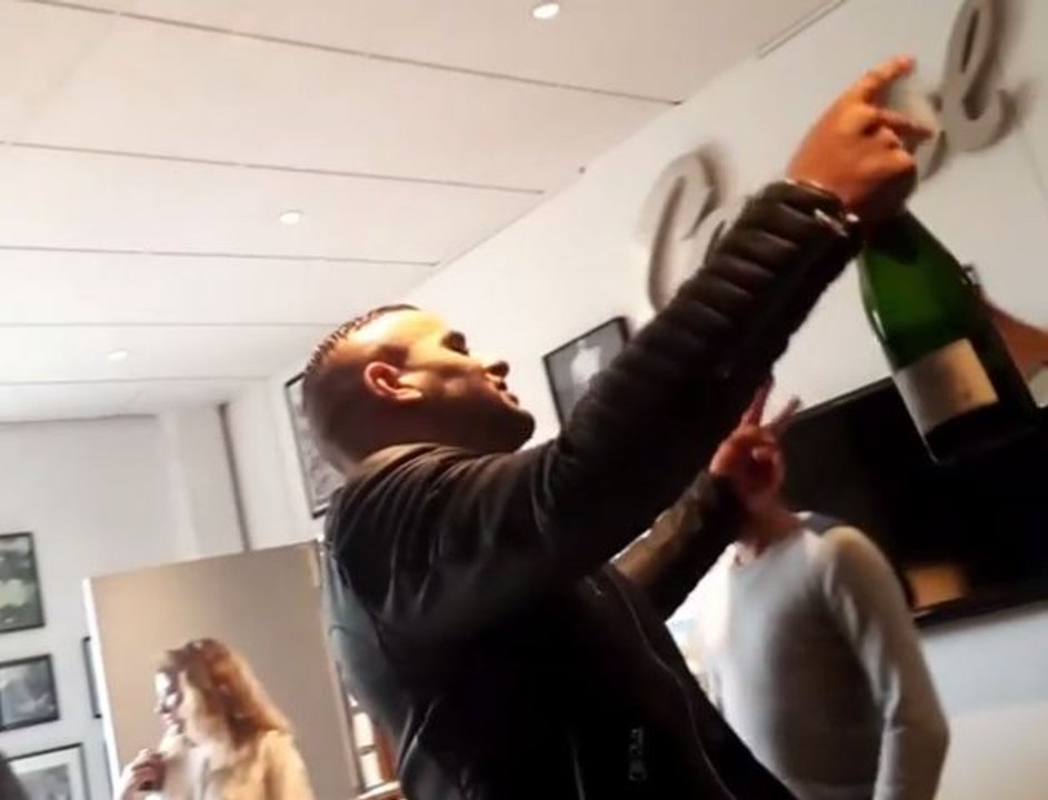 Sofiane fête sa signature dans les bureaux de Capitol !