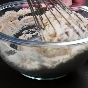 Elle mélange quelques ingrédients communs! Elle réalise une texture qui amuse les enfants pendant des heures!