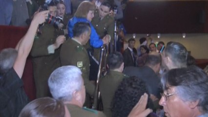 Sindicalistas son desalojados a la fuerza del congreso chileno