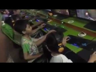 Bé gái 9 tuổi đánh Yasuo gánh team khiến người xem lác mắt