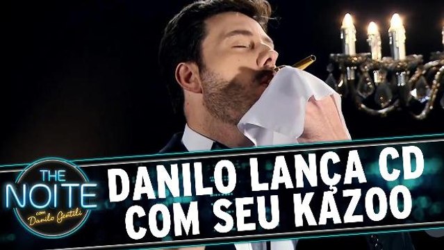 Danilo Gentili lança CD de sucessos humanos interpretados com Kazoo