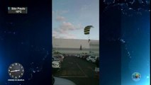 BA: Papai noel paraquedista cai em cima de carro durante pouso em shopping