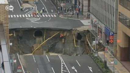 Japonya'da çöken yolda devasa çukur açıldı