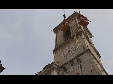 Norcia (PG) - Terremoto, il cerchiaggio della Torre Civica (08.11.16)