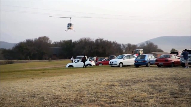 Des jeunes mariés en hélicoptère percutent une ligne électrique.
