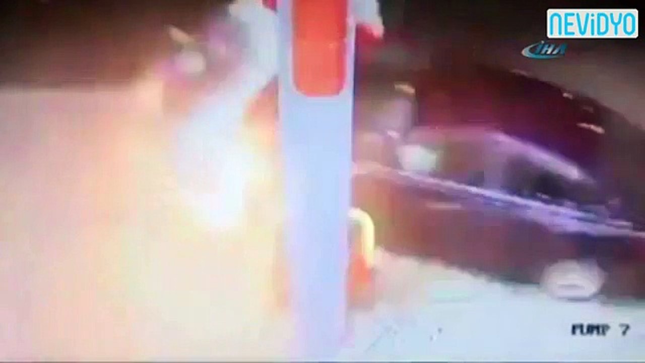 Akaryakıt istasyonuna daldı, polise saldırdı