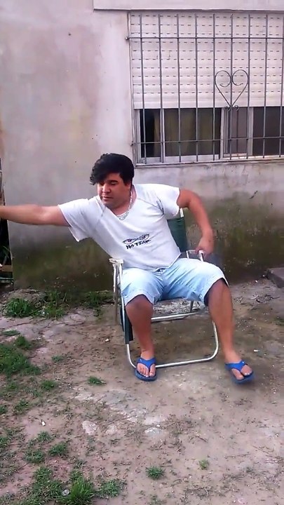 Faire sa musculation... avec des bouteilles de bières ! Alcoolique lol