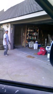 S'assomer en essayant de fermer la porte du garage.. FAIL