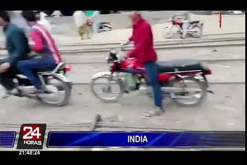 India: tren arrolló a motociclista frente a decenas de personas