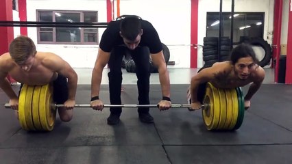 Il soulève une barre et ses potes... Musclé le mec