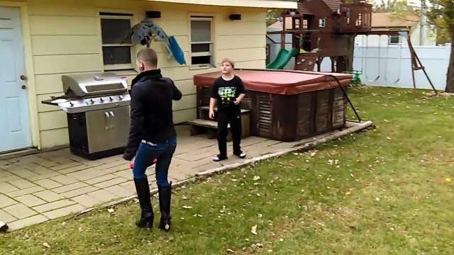 Faire du pogo stick en talon aiguille... Mais il est sérieux