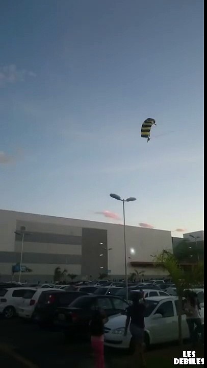 Le Père-Noël fait du parachute