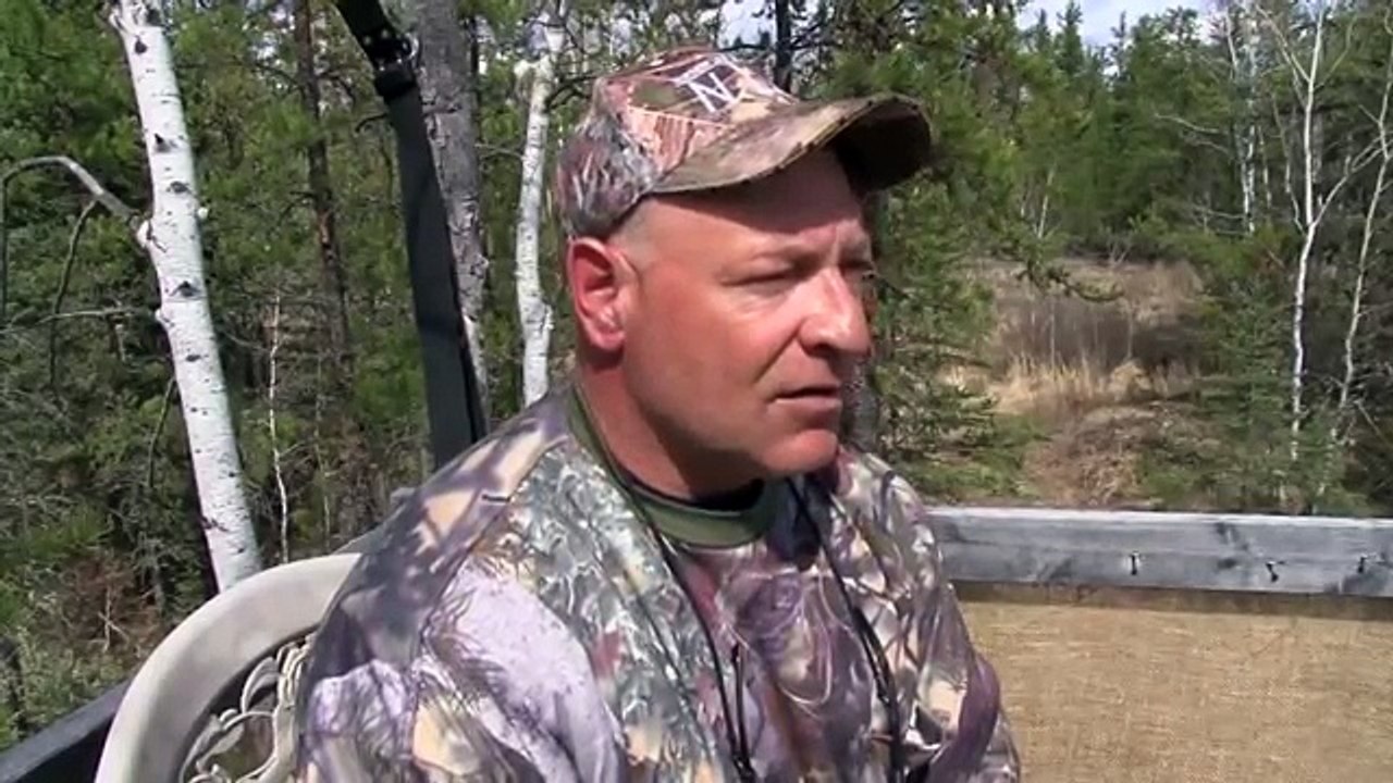 La chasse pour le gros ours noir | Énorme ours headshot en slow motion