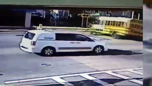 Schoolbus plows into building in insane crash - TrafficCamera Video