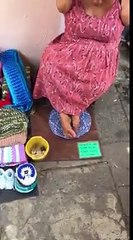 Cảm phục đôi chân phi thường của người phụ nữ không tay