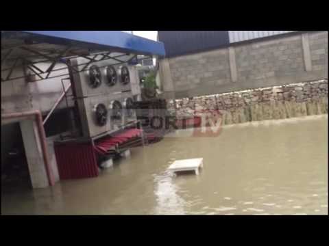 Report TV - Përmbytjet, 5 fshatra në Kamëz prej 2 ditësh të izoluara, shemben urat