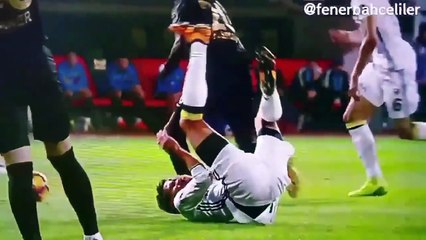 Robin Van Persie scontro terrificante, paura per il suo occhio sinistro