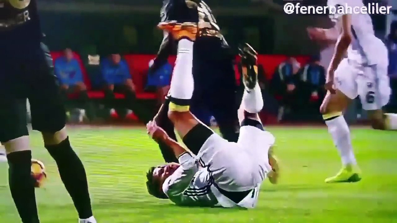 Robin Van Persie scontro terrificante, paura per il suo occhio sinistro