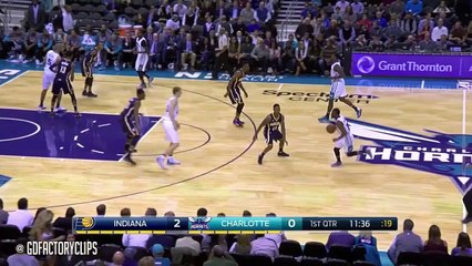 Kemba Walker sert Michael Kidd-Gilchrist dans la raquette