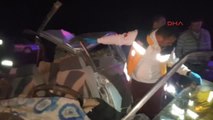 Otomobil, Tır'a Çarptı: 1 Ölü, 2 Yaralı