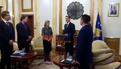 Nataliya Apsotolova shefja e zyrës së BE-së në Kosovë i ka dorëzuar Raportin e Progresit për Kosovën